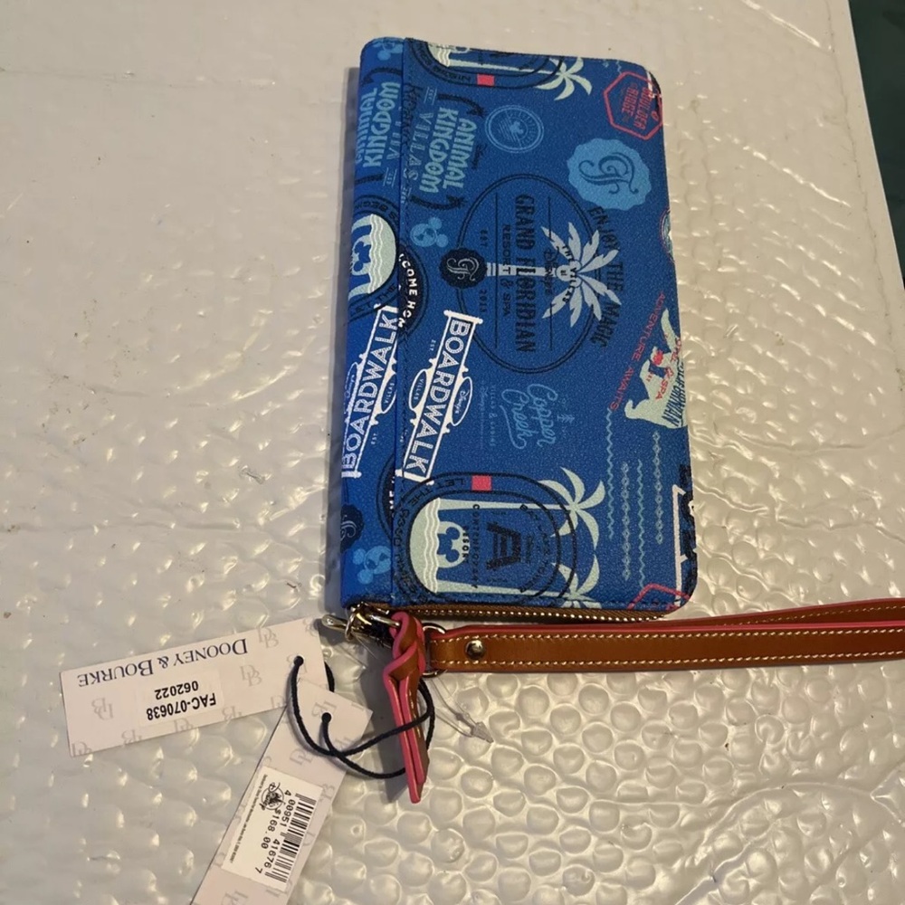 Dooney & Bourke Disney vacation club Pebble Grain Slim Zip Wallet Wristlet Blue